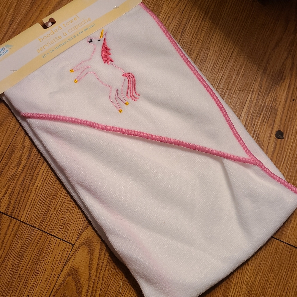 NEWBORN hooded towel.